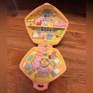 Vintage 1992 Polly Pocket Bluebird Baby Nursery Compact w 3 Figures
